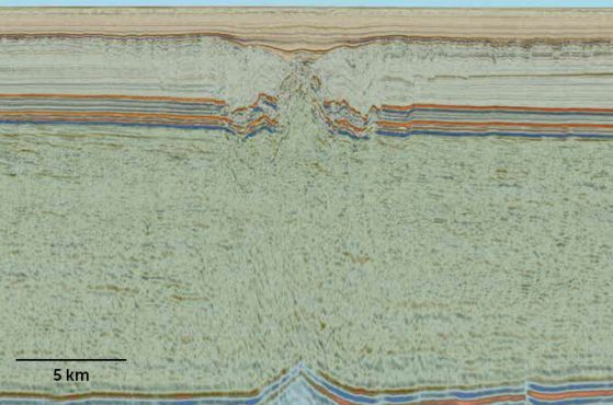 Реконструкция на геоложки слоеве. Кратерът Надир изглежда като лека вдлъбнатина близо до горните слоеве, а под него има силно деформирана скала