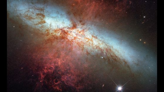 Свръхнова тип Ia, наблюдавана в галактиката M82 от космическия телескоп Хъбъл.