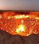 В горещата обширна пустиня Каракум до малкото селце Дервезе, Туркменистан, с население от 350 души, има дупка с диаметър около 70 метра, която гори повече от половин век. <br>Снимка : CC BY-SA 2.0