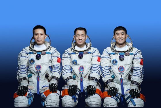 Китай изпрати трима астронавти към космическата станция Tianhe (видео)