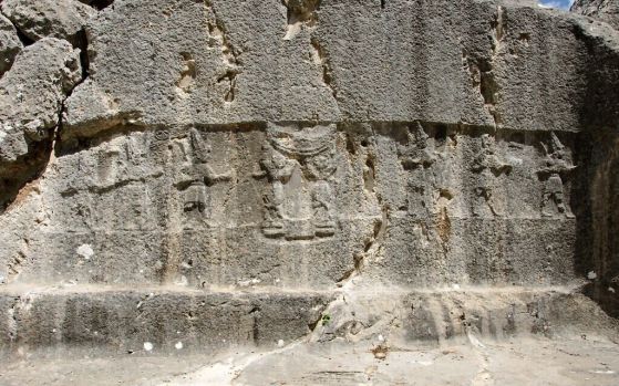 Барелеф от 1200 г. пр.н.е. от обекта Язълъкая в Анатолия, показващ иконография, подобна на тази на сребърна чаша, открита в Айн Самия, близо до Рамала на Западния бряг, датираща от около 2300 г. пр.н.е., която в момента е изложена в Израелския музей в Йерусалим. Иконографията включва бикове-човеци и "небесна лодка".