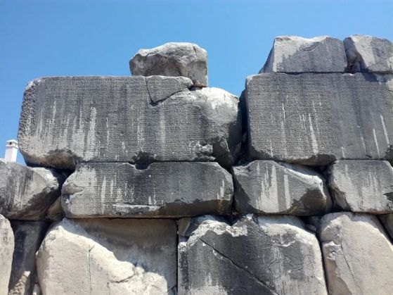 Подобни надписи по стените на древната сграда на съвета (булевтерион) в Стратоникея