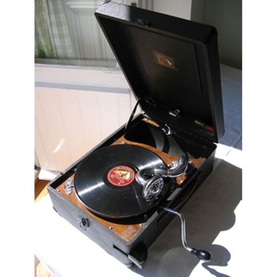 Преносим грамофон от 1930-те г. на The Gramophone Company. В България също са произвеждани такива под марките ,,Орфей“ и ,,Радио Електрик“