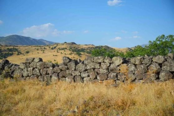 Оцеляла каменна стена на новооткритата крепост близо до село Месджидили в Муш.