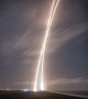 Фотография с дълга експозиция. Светещите дъги са траекториите на излитане и кацане на първата степен на ракетата.  <br>Снимка : SpaceX