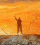 Ярко оранжев пейзаж в околностите на мина близо до село Левиха в Урал. Водата, смесвайки се под земята с медния пирит, който има високо съдържание на сяра, образува смес от сярна киселина с голямо количество мед и други метали. И всичко това изтича. Сега водата от мината се разлива на повърхността, създавайки космически пейзажи. <br>Снимка : Наш Урал