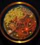 През 2015 г. Американското дружество за микробиология обяви конкурс за най-добро произведение на изкуството, направено с помощта на микроби. Учени-художници създадоха невероятни картини, използвайки само колонии от бактерии и гъбички, вместо боя и агар-агар, желеобразна основа за културите вместо платно. <br>Снимка :  American Society for Microbiology